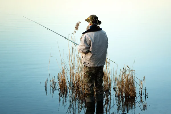 Рыбалка в озере — стоковое фото