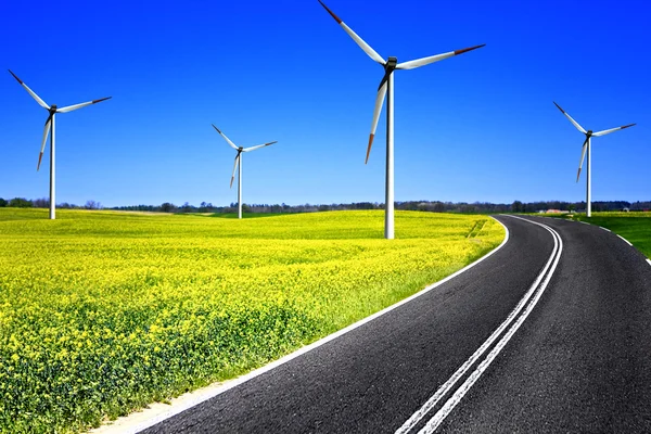 Açık yol ve rüzgar türbinleri — Stok fotoğraf