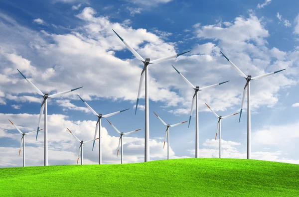 Rüzgar türbinleri ile yeşil çayır — Stok fotoğraf