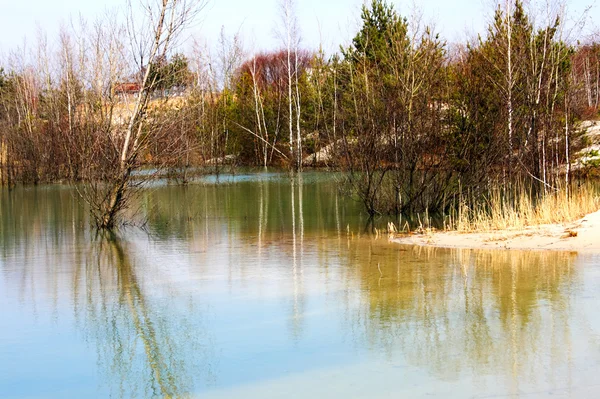 Pittoreske voorjaar lake landschap — Stockfoto