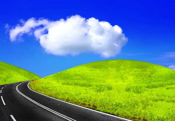 Estrada e céu nublado — Fotografia de Stock