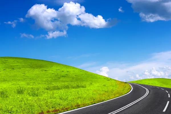 Estrada e céu azul — Fotografia de Stock