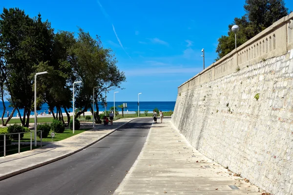 Välimeren rannikko kävelykatu — kuvapankkivalokuva