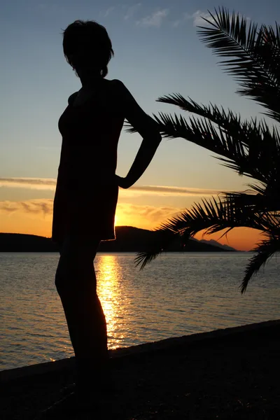 Silhouette d'une femme au coucher du soleil — Photo