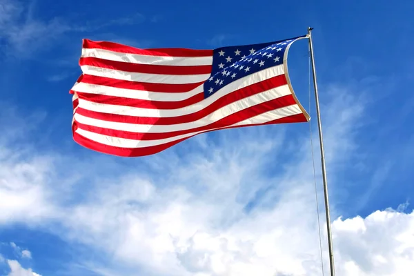 Американский флаг на голубом небе — стоковое фото