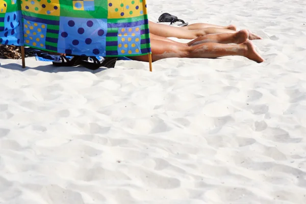 Prendere il sole sulla spiaggia — Foto Stock