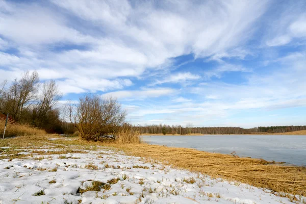 Winter landscape - frozen lake — Stock Photo, Image