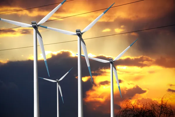 Větrné elektrárny při západu slunce — Stock fotografie