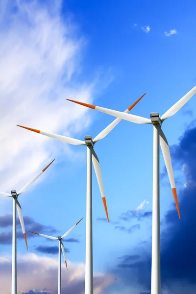 Větrné turbíny na modré obloze — Stock fotografie