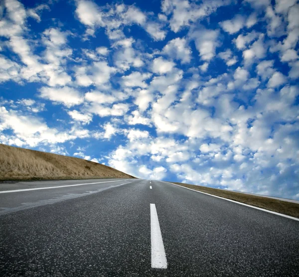 Estrada vazia e céu fantástico — Fotografia de Stock