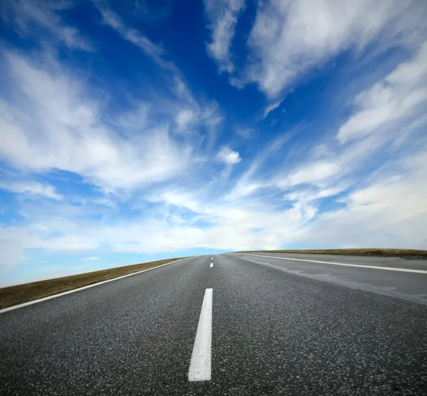 Estrada vazia com céu azul — Fotografia de Stock