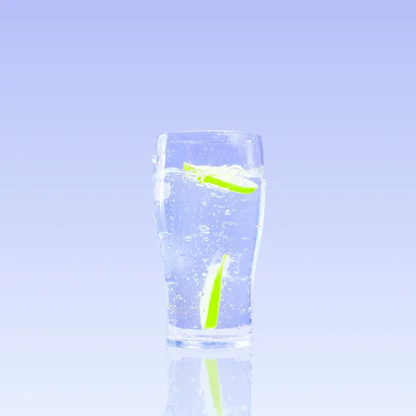 En tropisk drink med citron i ett glas — Stockfoto