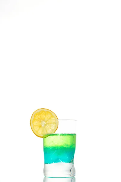 유리에 레몬을 가진 열 대 음료 스톡 사진