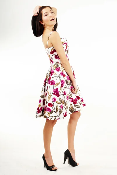 Trevlig sexig brunett tjej bär en klänning — Stockfoto