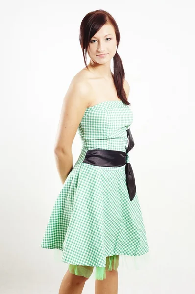 Mooie brunette meisje dragen van een jurk — Stockfoto