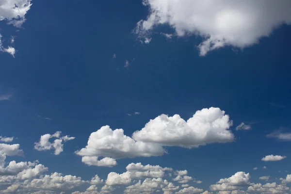 Kék ég és fehér felhők — Stock Fotó
