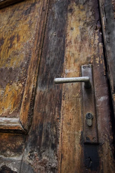 老木质门和闩锁 — 图库照片