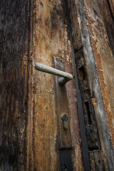 Porta de madeira velha e trava — Fotografia de Stock