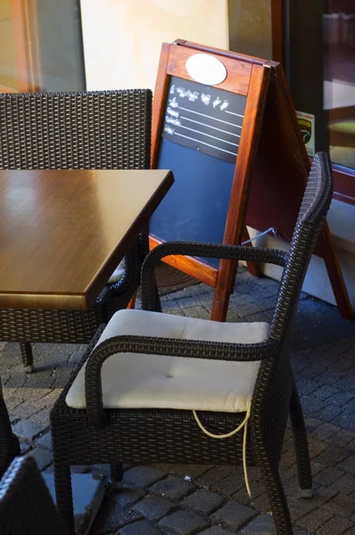 Tisch und Stuhl in der Bar — Stockfoto
