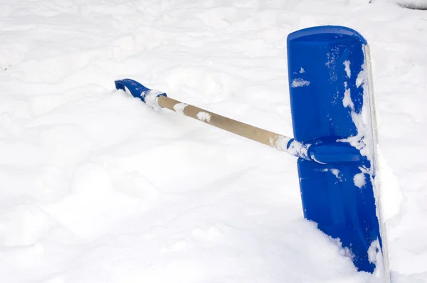 雪のための踏鋤 — ストック写真