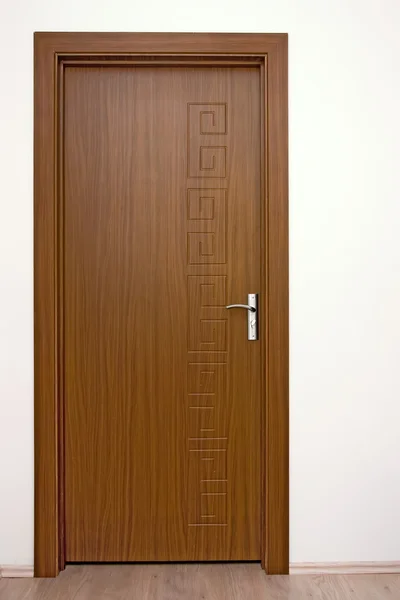 Drewniane drzwi na białym tle — Zdjęcie stockowe