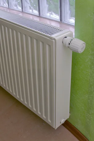 Vit radiator med radiator termostat Stockfoto