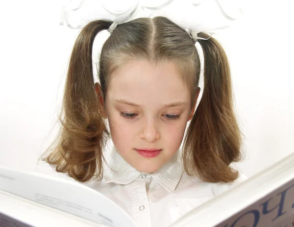 책을 읽는 소녀 — 스톡 사진