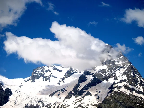 Cloud en de bergtop Stockfoto