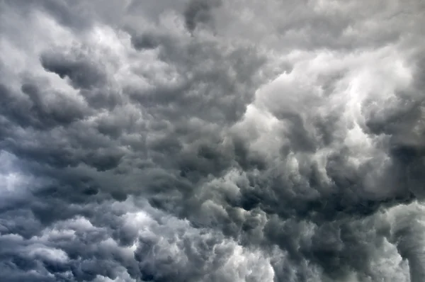Nuvens negras tempestuosas — Fotografia de Stock