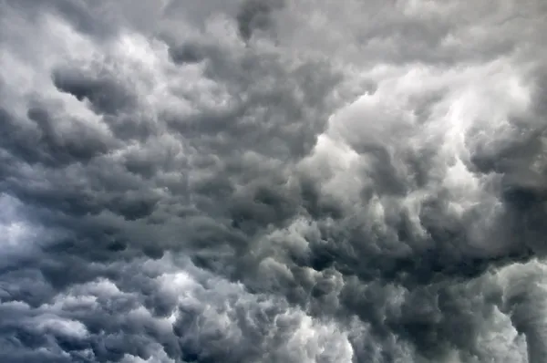 까만 폭풍우 구름 스톡 사진