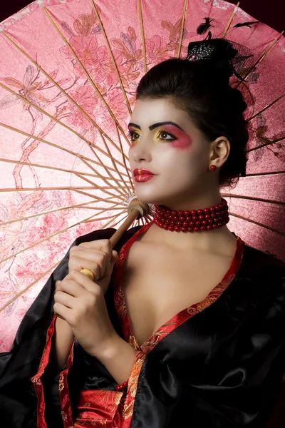 Сексуальна молода гейша тримає парасольку — стокове фото