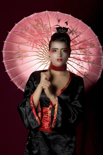 Sexy mladá gejša drží malované umbr — Stock fotografie