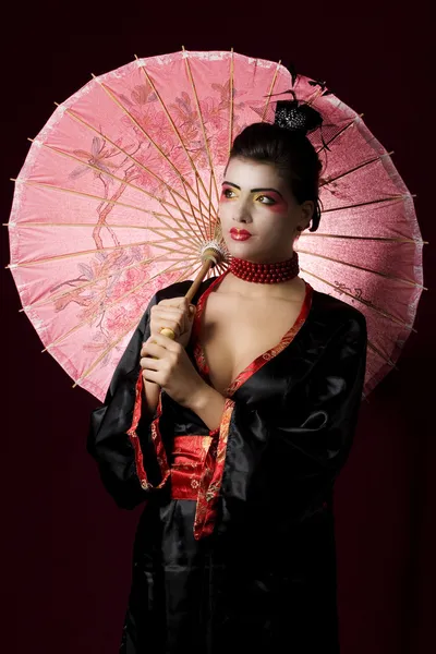 Sexy Geisha trägt einen traditionellen Kimono — Stockfoto