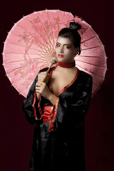 Joven geisha mirando a la cámara — Foto de Stock