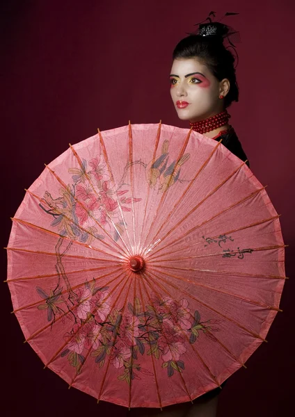 Geisha mit traditionell bemaltem Regenschirm — Stockfoto