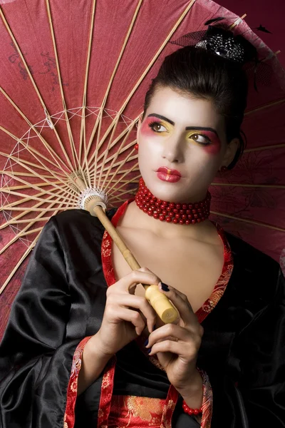 Красива гейша тримає парасольку — стокове фото