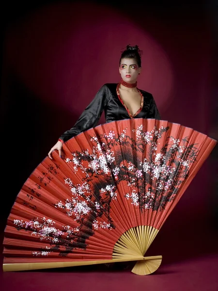 Belle geisha avec un grand ventilateur — Photo