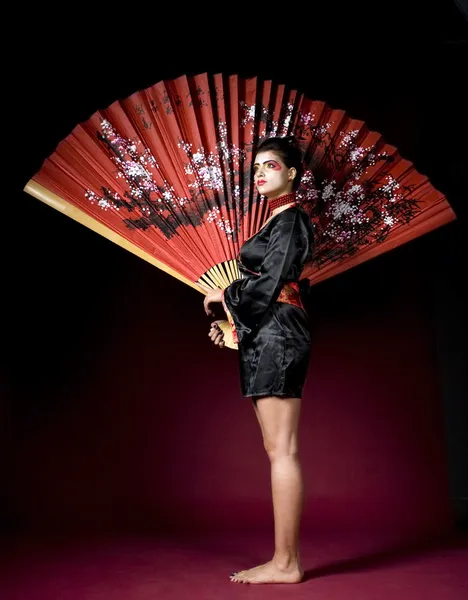 Volledige lengte portret van een mooie geisha — Stockfoto