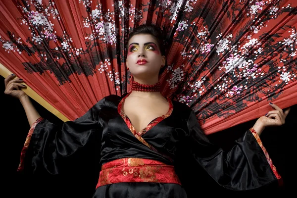 Estudio de bajo ángulo de disparo de una geisha sexy h — Foto de Stock