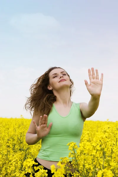 Donna di yoga nel campo di fiori di colza — Foto Stock