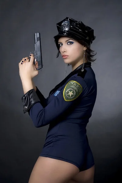 Сексуальна поліцейська жінка тримає пістолет Ліцензійні Стокові Фото