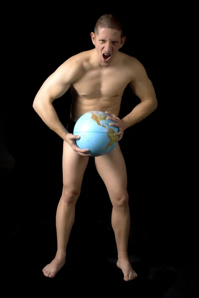 Muskulöser Mann mit Globus im Atelier, — Stockfoto