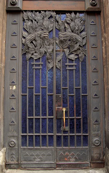 Металлическая дверь с кованым декором — стоковое фото