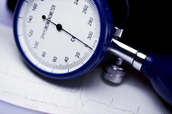 Esfigmomanômetro e eletrocardiograma — Fotografia de Stock
