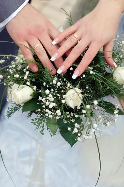 Boeket uit handen van witte bloemen bruiloft — Stockfoto