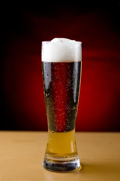 Bira bir tablo ile cam — Stok fotoğraf