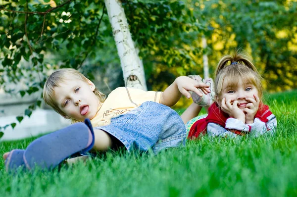 Забавные дети на зеленой траве — стоковое фото