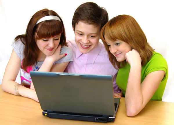Eleverna att ha kul på laptop — Stockfoto