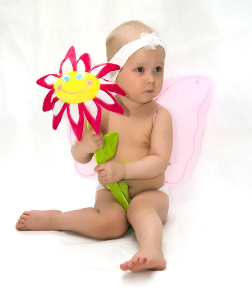 Den lilla flickan med en blomma — Stockfoto