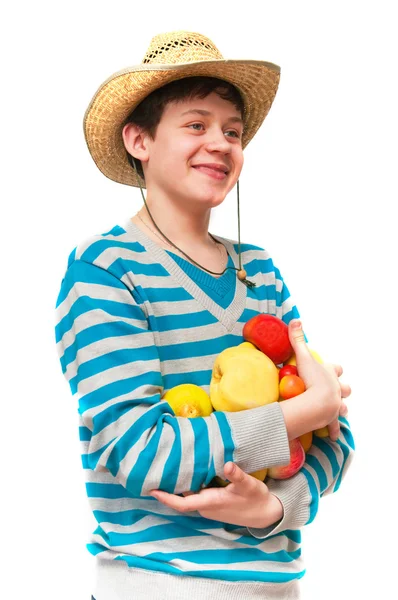 Mladý muž v slaměný klobouk s ovocem — Stock fotografie